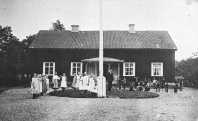 Undenäs, Valtrets skola 1908. Lärare Gustav Adolf Lindberg och skolbarn framför skolhuset. Endast neg finns.
