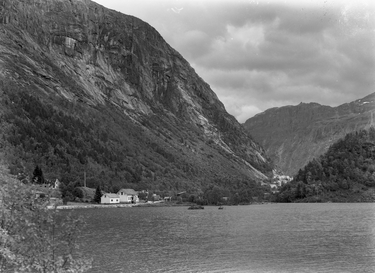Gardshus ved Vetlevatn i Skjeggedal