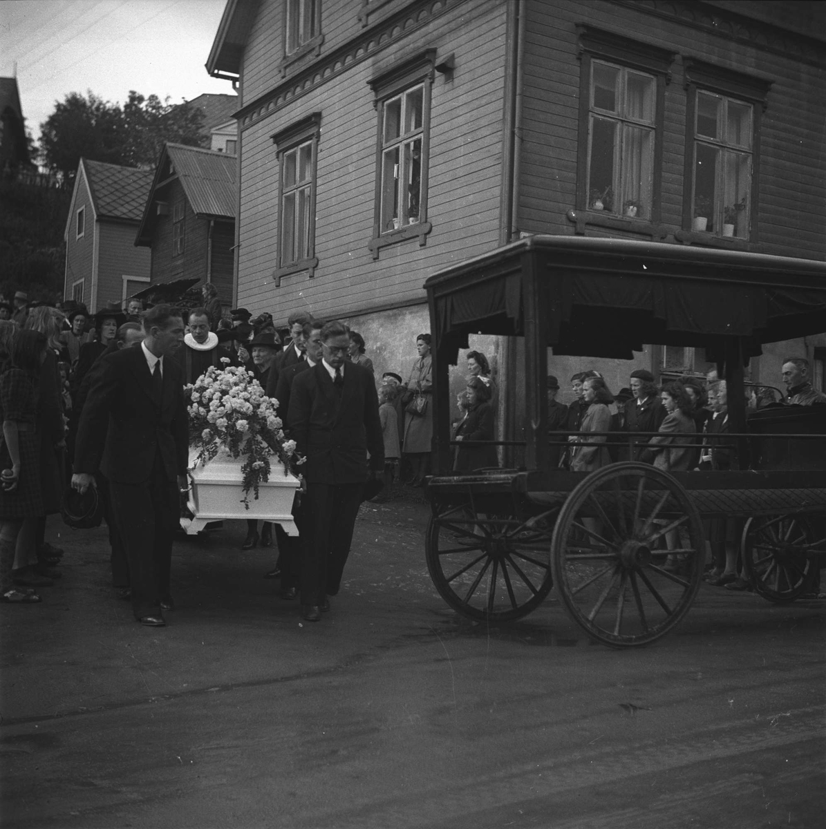 Kiste bæres ut fra Bethel i Strandgata. Begravelsesvogn i forgrunnen.
