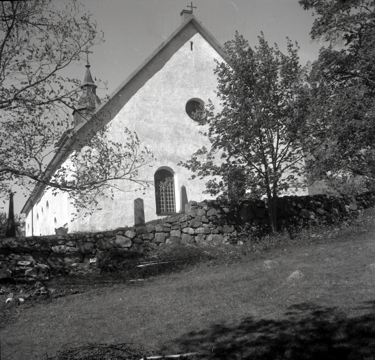 Kyrkan i Döderhult socken. En stenmur i förgrunden.