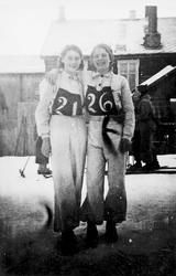 Personer, klær, ski og skistaver, bygning.