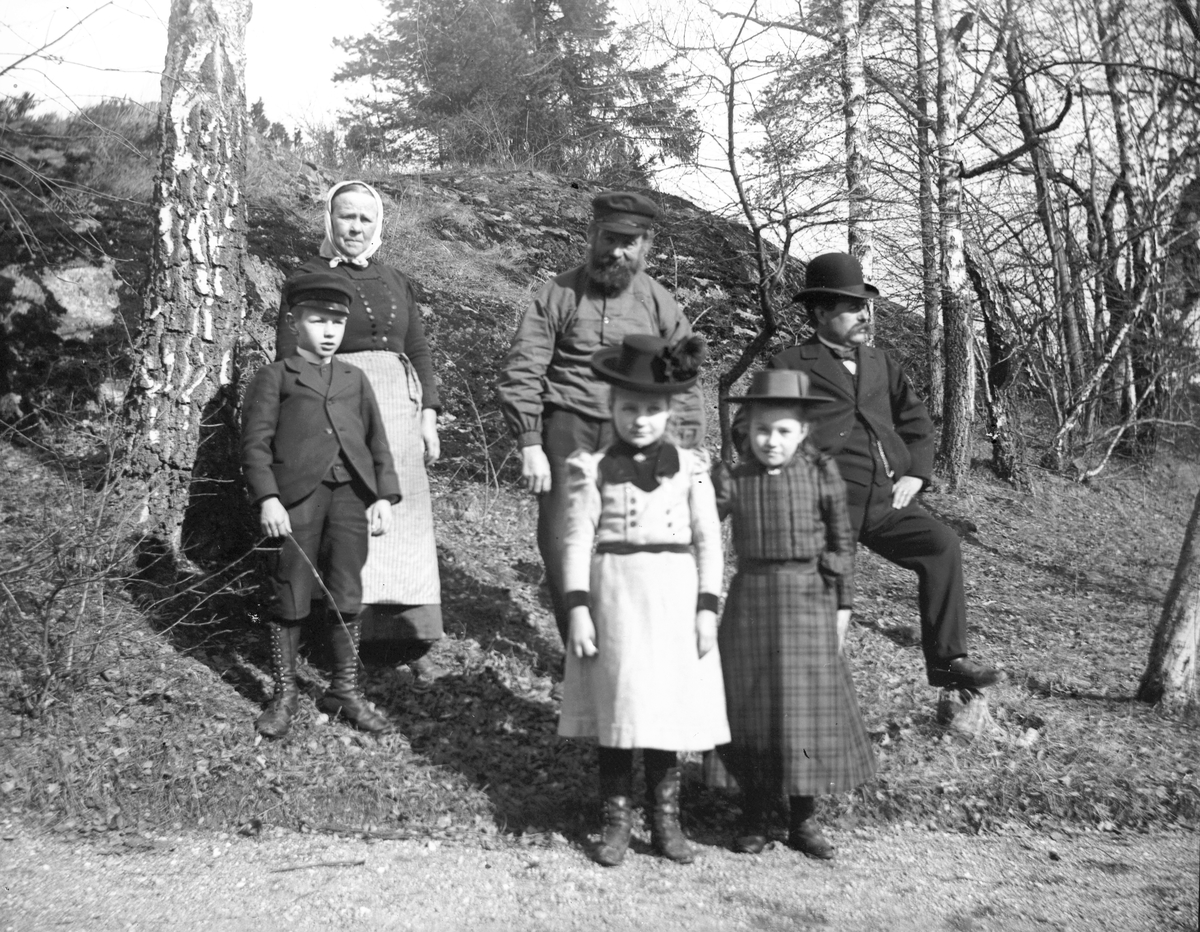 "I trädgården hos smedens på Hästholmen". Den 2 april 1899. Pappa Pehrsson, Farbror Olsson, Tant Olsson, Karl Pehrsson, Nelly Pehrsson och Anna Törnblom.