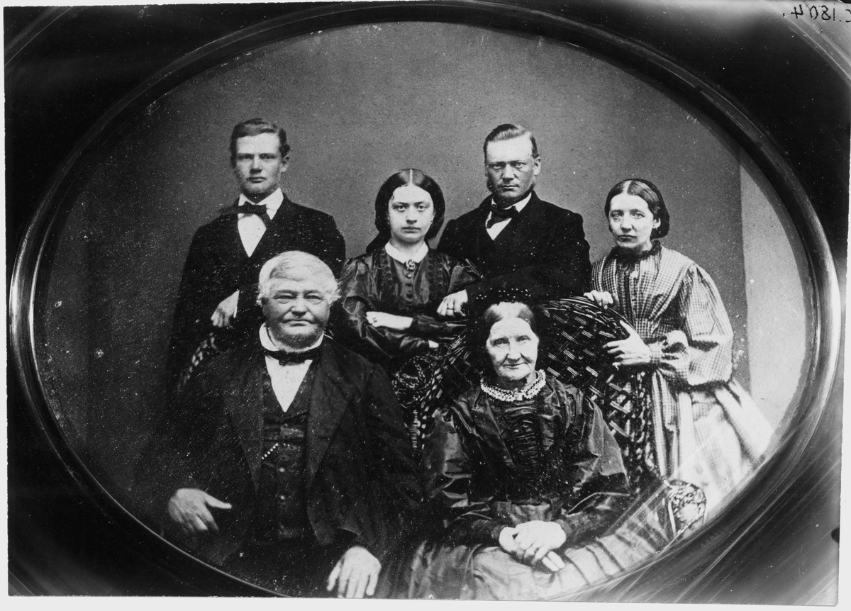 Familjen Olof Adolf Brodin. 
Personerna längst fram i bilden är fadern Olof (Adolf) Brodin med hustru Chatarina Kristina Brodin.
Bakre raden till vänster: Olof (August) Brodin och dennes syster Elisabeth Charlotta (f. 1836) med man sjökapten Claes Engelbrekt Almgren (född 1833-11-01). Paret gifta 1864.
Längst till höger sannolikt Catharina Brodins dotter i första giftet: Johanna Carolina Öberg (f. 1825)

Fotot Taget före faderns död 1867 och efter dotterns giftermål 1864.