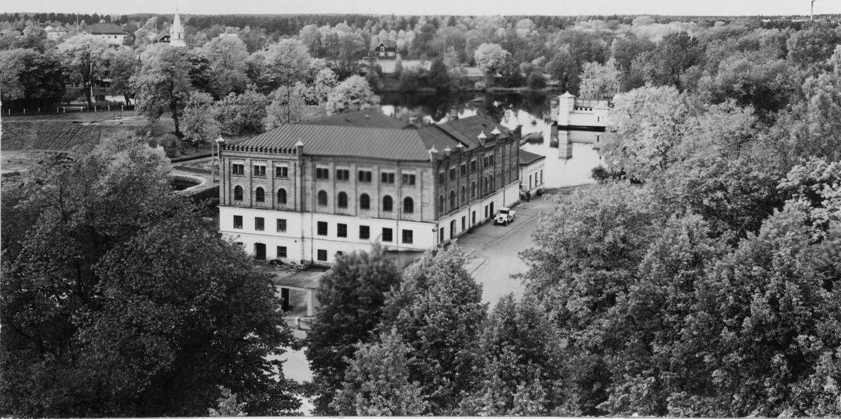 Utsikt mot NV.  I mitten Valskvarn, i bakgrunden badhuset Najaden i Gavleån. T.v. skymtar tornet till Rettigska Barnhemmet. Fotograferat från kyrktornet.
