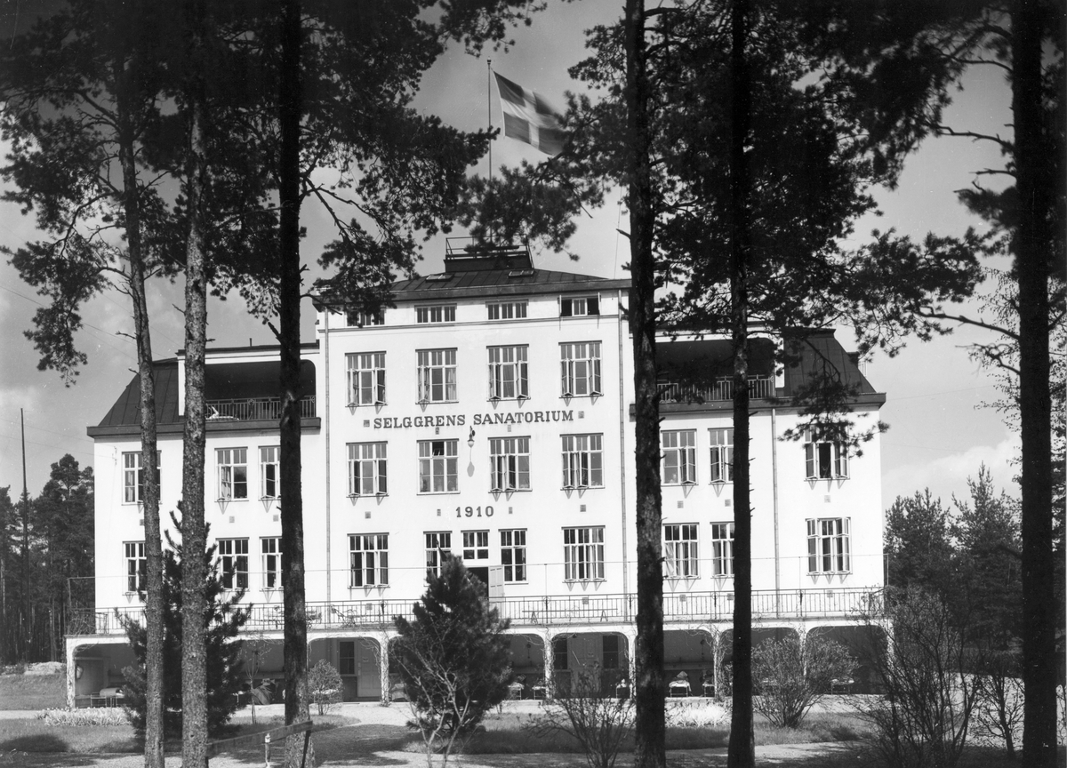 Selggrens sanatorium. Selggrens sanatorium. Strömsbro, ritat av E. A. Hedin, byggdes som tuberkulossjukhus för 47 patienter med räntemedel från Jonas Selggrens donationsfond och invigdes 1910. Huset uppfördes av sten i tre våningar och en vindsvåning. En om- och tillbyggnad, klar 1935, utökade platserna till 60. 1957-1962 användes delar av övre våningen för bland annat långvarigt kroppssjuka. Sanatoriet övertog 1962 TBC-patienterna från Bollnäs och blev centralsanatorium för länet med landstinget som huvudman. 1974 övertog Länssjukhuset TBC-vården, en lungklinik stod klar där 1975 och sanatoriet tömdes. Året därpå öppnades huset för långvårdspatienter från Södertulls sjukvårdsinrättningar och fick namnet Selggrensgården.