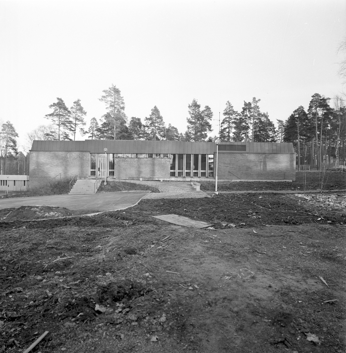 Nya församlingshuset i Bomhus, exteriör. Mars 1975