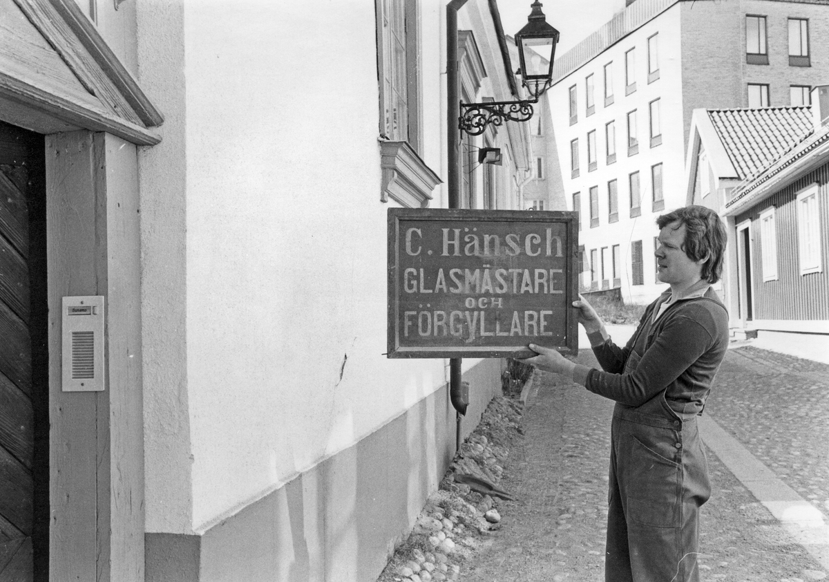 Lars-Ove Sunemo visar Gatuskylt,  "C. Hänsch glasmästare och förgyllare".