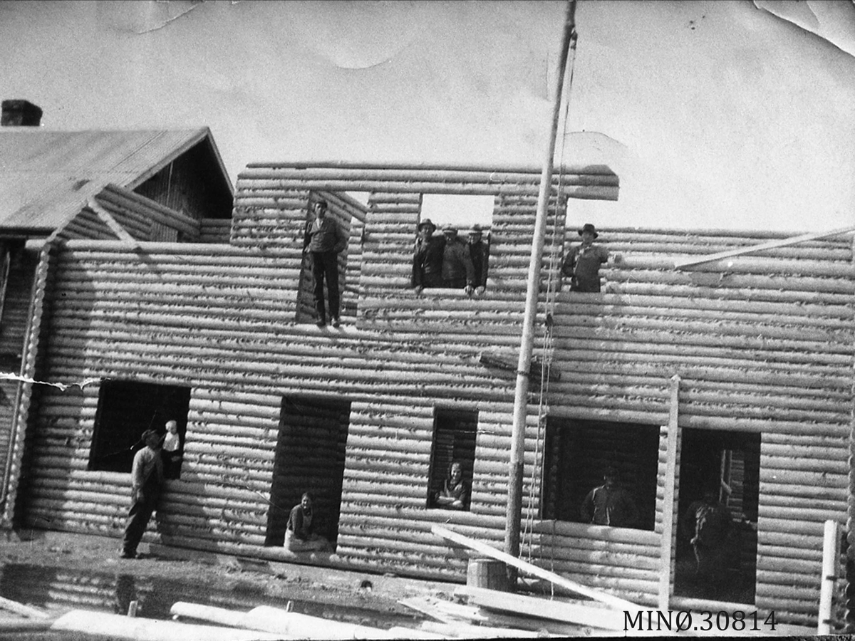 Tømring av hovedbygning på Ramsmoen, Tynset, ant. 1926