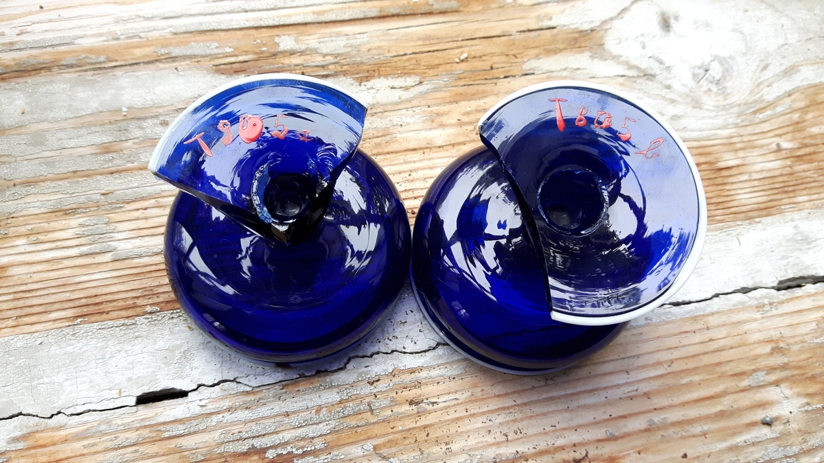 Blått glass med hvit kant rundt fot og topp