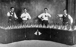 Personer, klær, bjeller.