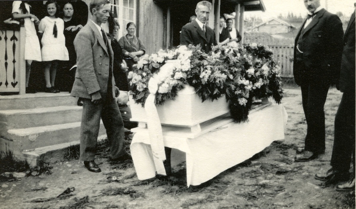 Likferd ved Jons i Galåsen. Folk stående rundt kiste. Fra venstre: Karl Galaasen (1874 - 1962), Ingvar Galaasen (1880 - 1969) og Gustav Galaasen (1879 - 1940).
Begravelse etter Magnus Galaasen (1878 - 1923)