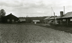 Gard, Østigarn (Østre Lutnes) m/gamle tømmerhus. Gammeldags 