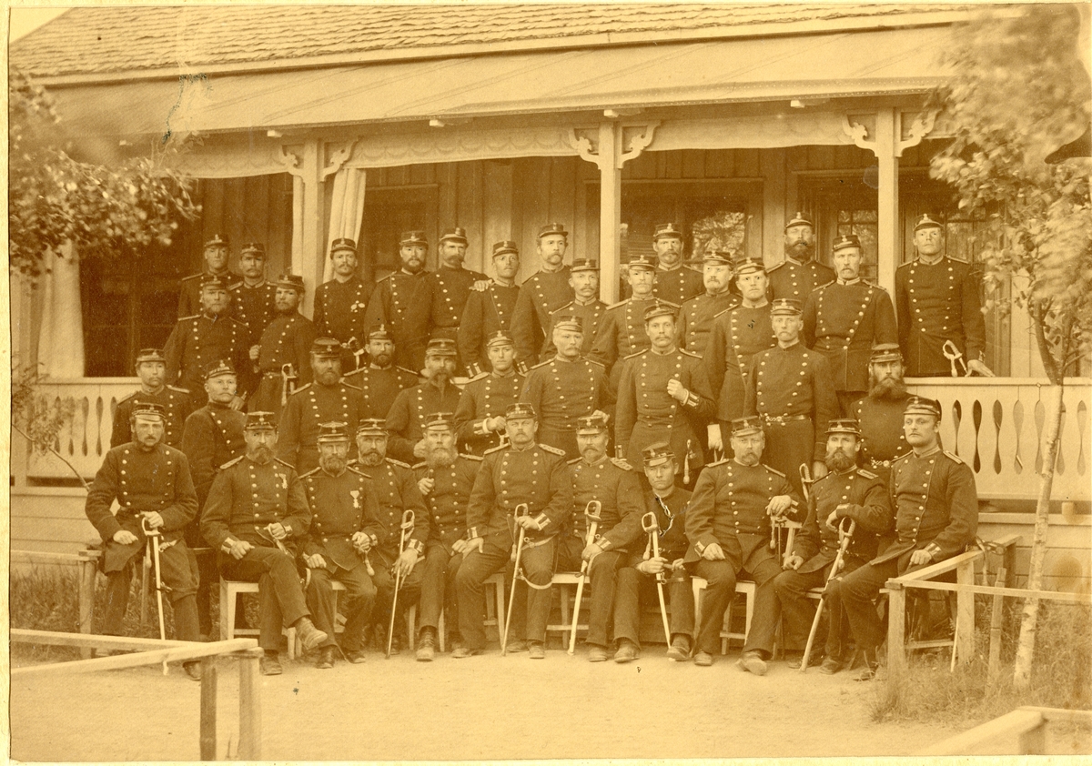 Grupporträtt av underofficerskåren vid Hälsinge regemente utanför officerspaviljongen Mohed 1882.
För namn, se bild nr. 2.