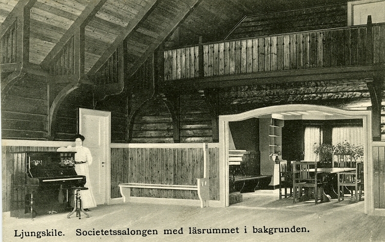 Enligt Bengt Lundins noteringar: "Societetssalongen med läsrummet i bakgrunden. Ljungskile".