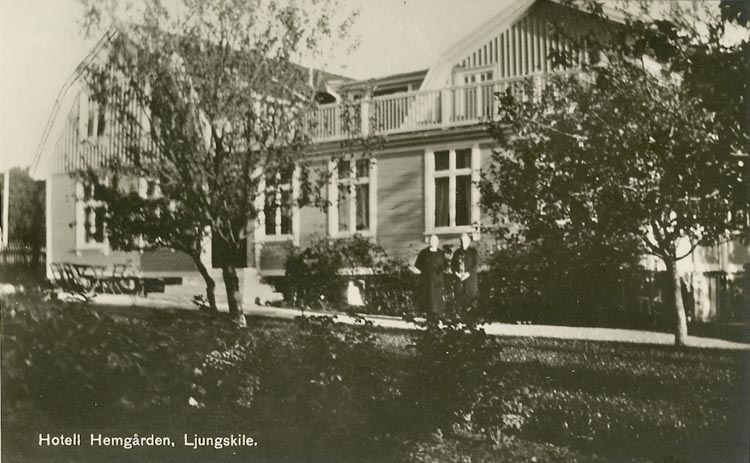 Enligt Bengt Lundins noteringar: "Hotell Hemgården. Två damer. Ljungskile".
