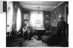 Mann og kvinne fotografert i stua.