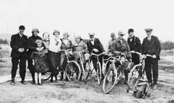 Ungdomslaget og sangkoret på hjemtur fra Sollia, Jon A. Stre