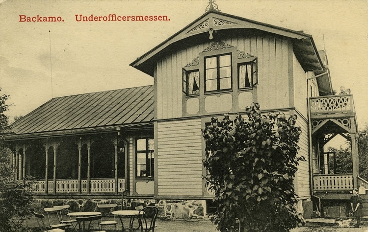Enligt Bengt Lundins noteringar: "Backamo. Underofficersmässen byggd 1880".
