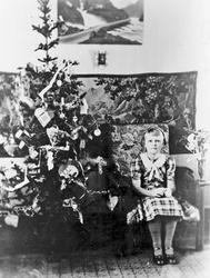 Jente, klær, juletre, juletrepynt.