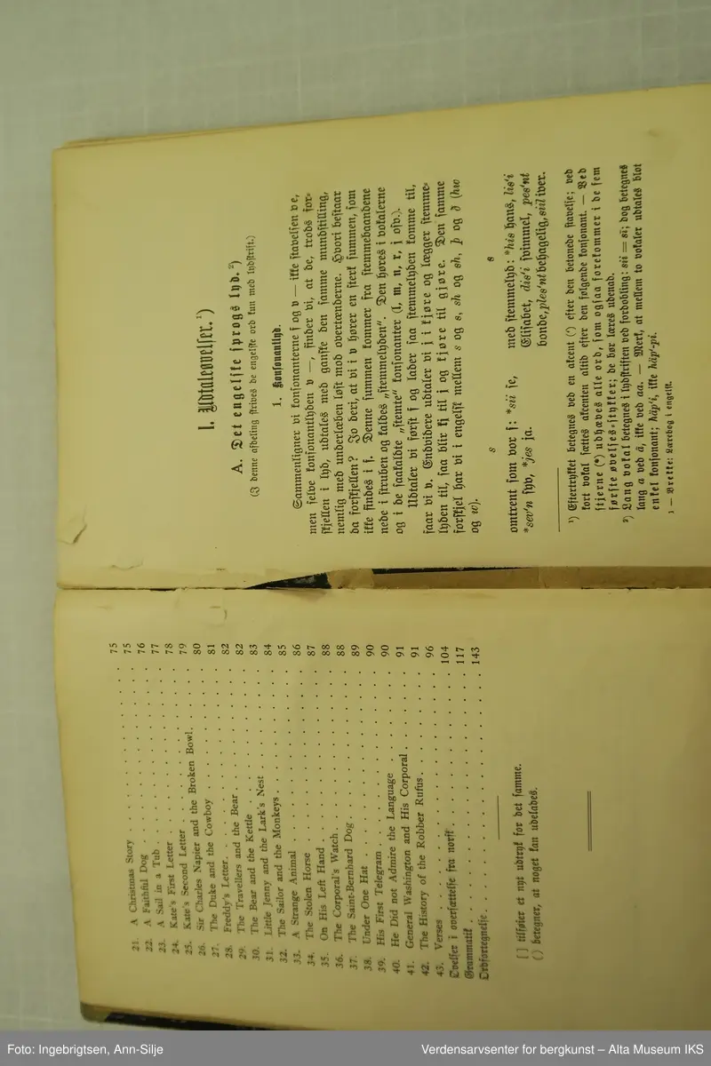 Bok med svarte permer. Ryggen på permen er ødelagt og permene blir holdt sammen av en grå tape.