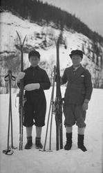 Fiplingdalsrennet 1934. Skirenn, to unge skiløper.
Sigurd Ol