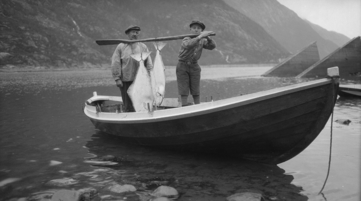 To fiskere stående i båten med kveitefangst.
I fjæra ovenfor Jacobsenbrygga..
Vi ser isbryterne ovenfor Jacobsenbrygga til høyre.