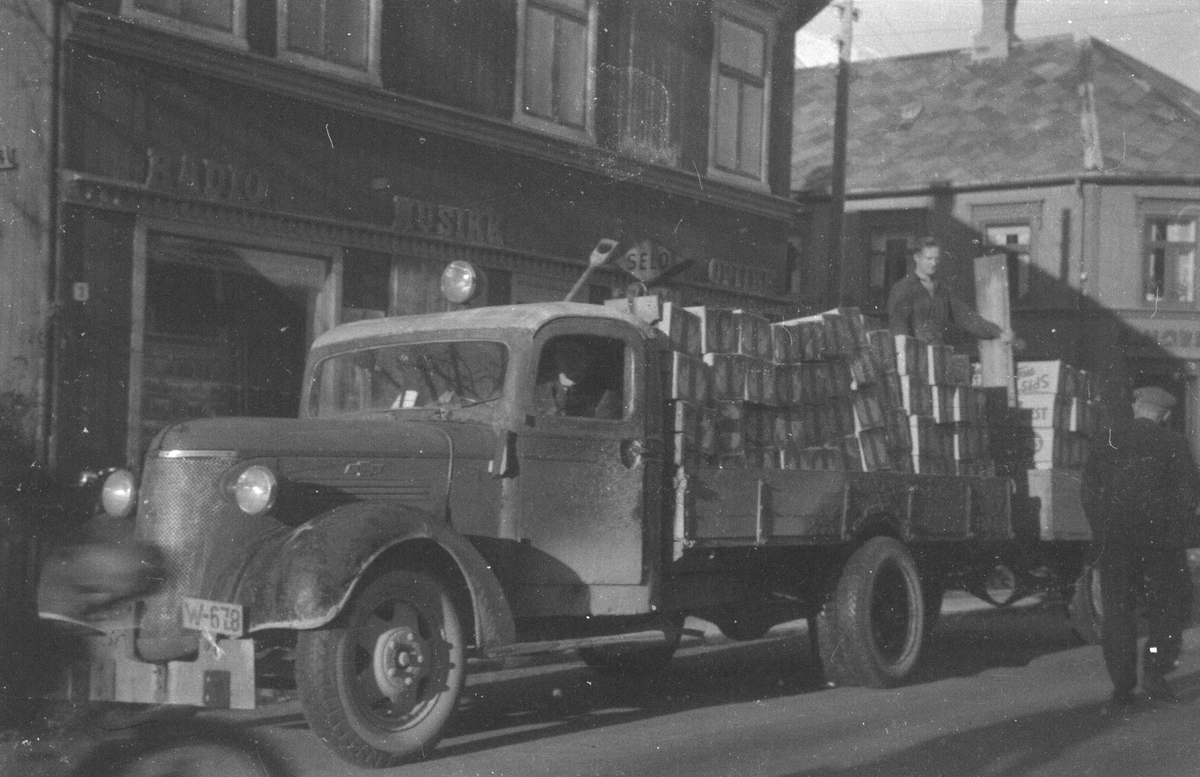 Lastebil med bananer utenfor Optikus Johnsens forretning i Strandgata. Lastebilen er en Chevrolet 1938 modell.
