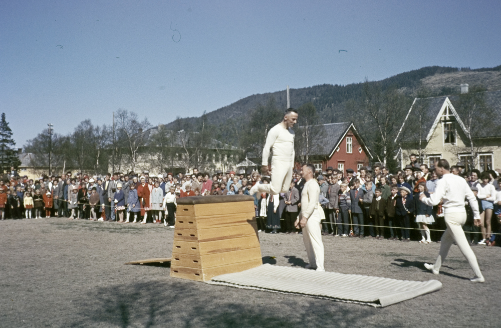 17 Mai en gang på 1960-tallet. Turnoppvisning i parken.
Tilskuere.