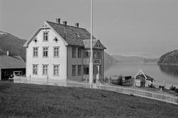 Hotellet i Elsfjord. Bygninger i Mosjøen, bl.a. meieriet.