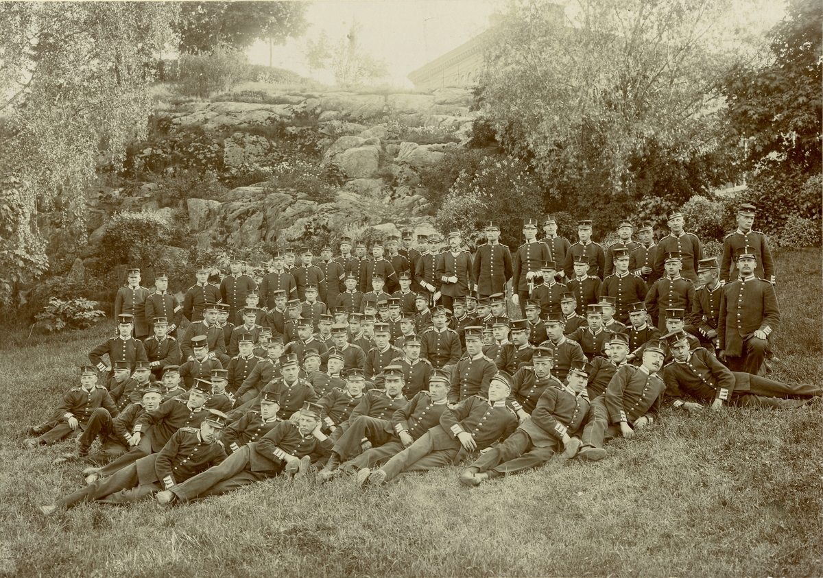 Grupporträtt av officerare och soldater vid Svea livgarde I 1 omkring 1900.