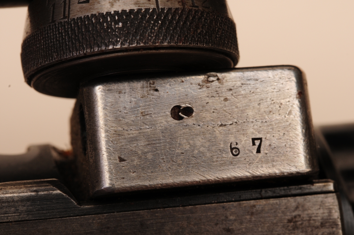 Tysk Mauser K98k påmontert noskinnkjøpt Viogtländerkikkert. Kikkerten er en av de 1000 som ble kjøpt inn til de 1000 kikkertsiktegeværene som ble laget av Krag-Jørgensengeværet.