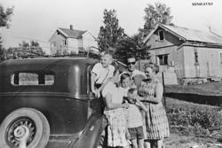 Personer, klær, bil, bolighus.