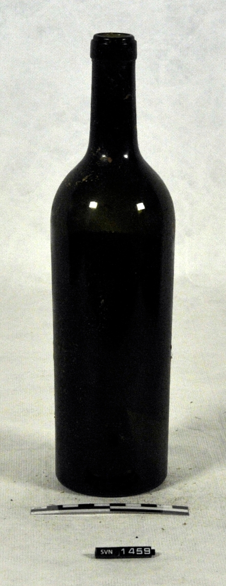 Meget mørk flaske uten kork.
Flasken har etikett.