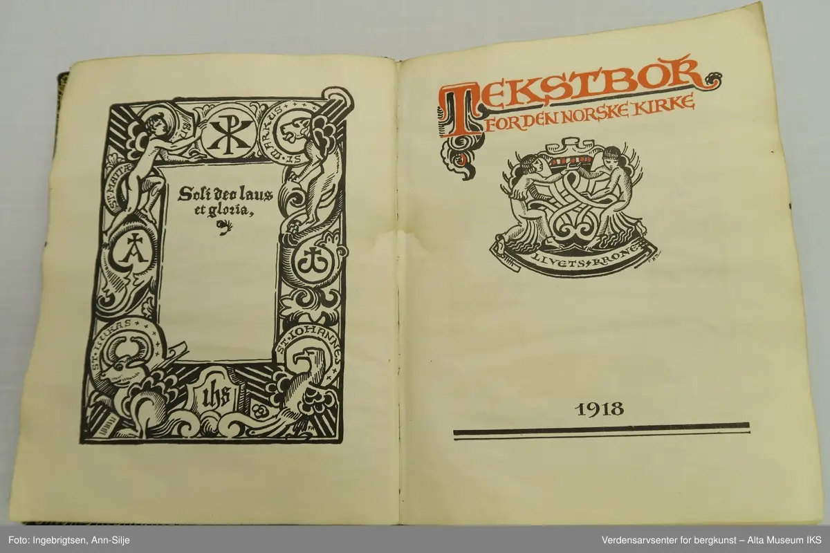 Innbundet bok med latinsk kors på forsidepermen.