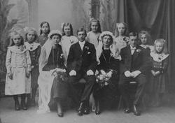 Dobbeltbryllup. Gruppebilde av to brudepar og åtte brudepike