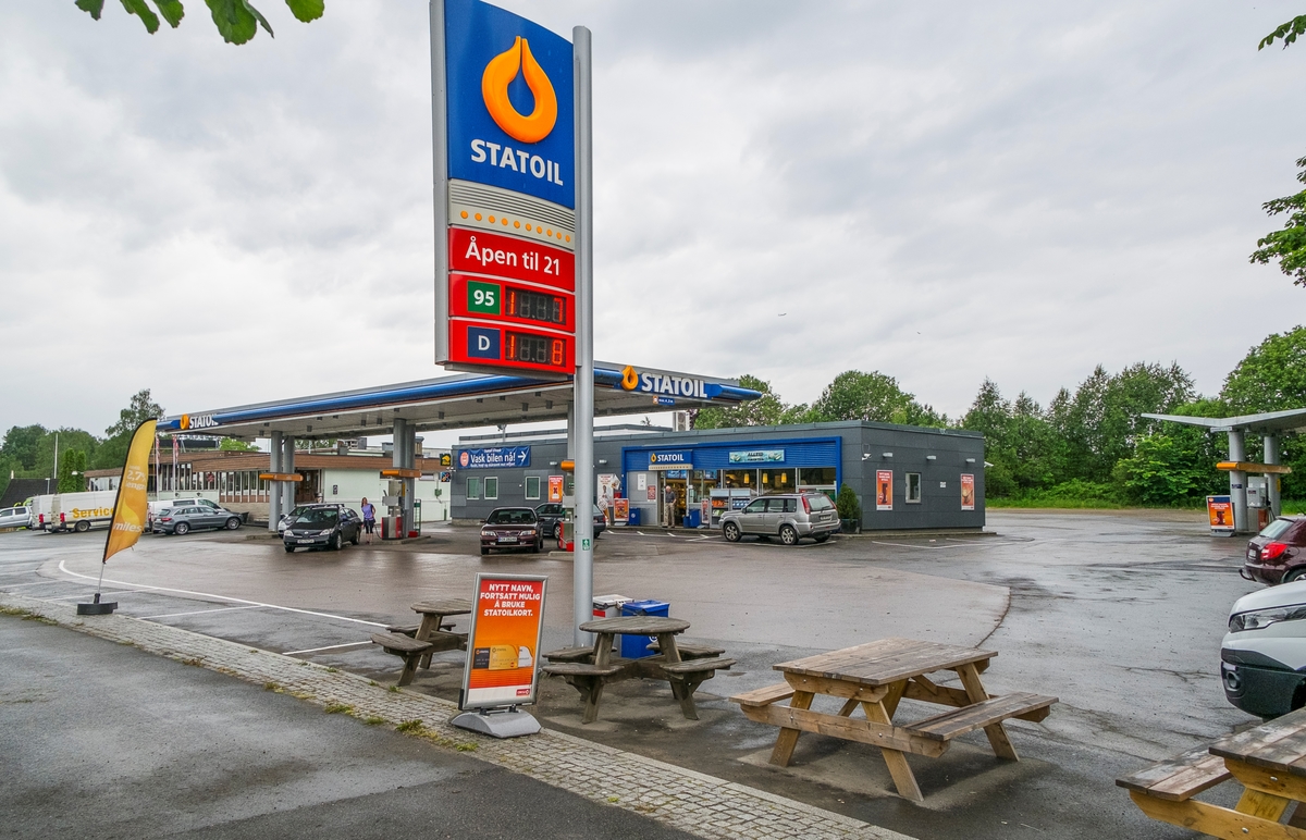 Statoil bensinstasjon med Nebbenes kafeteria Trondheimsvegen Eidsvoll verk Eidsvoll.