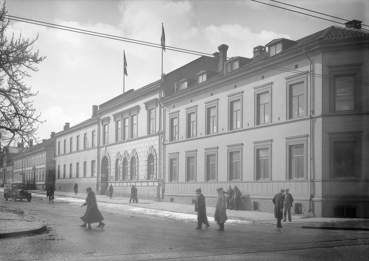 Kjøpmannsgata med eiendommene til A. Mendelsohn & Sønner konfeksjonsfabrikk med det tyske konsulat med flagg på taket med hakekors