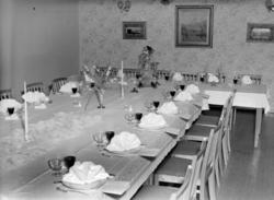 Foto fra et middagsbord ved et bryllup, hvor gjestene ennå i