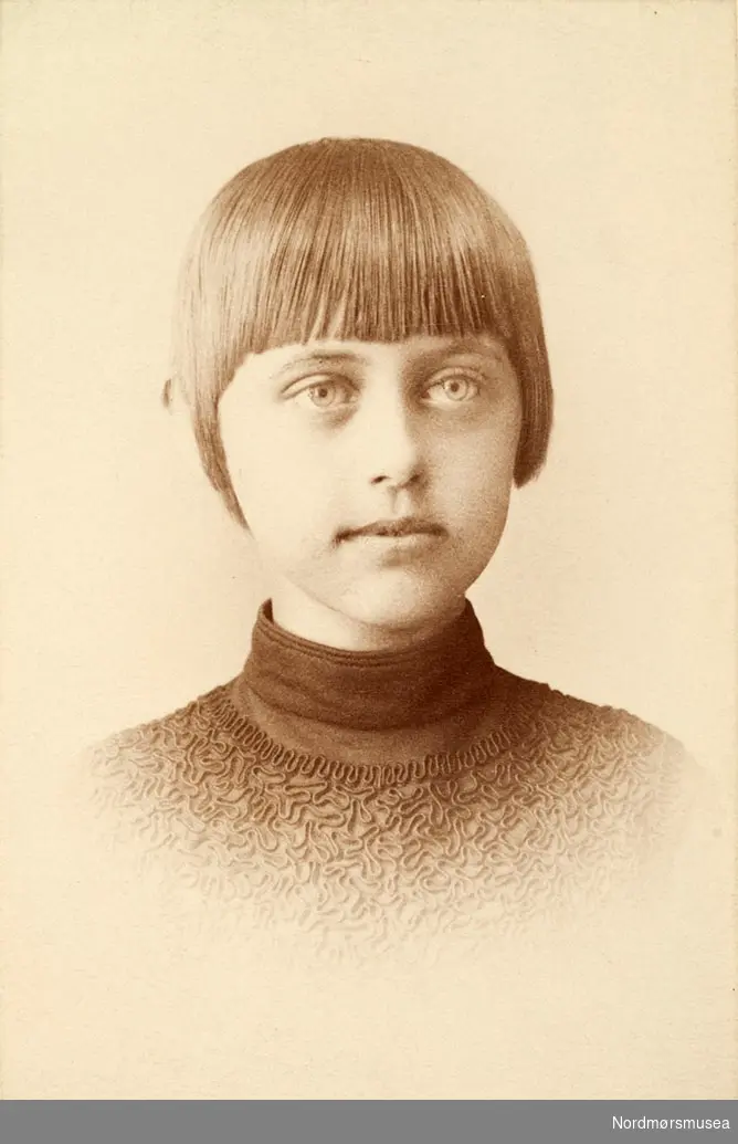 Marie.
 Bilde fra Marie Knudtzon (1879-1966) sin fotosamling. Se bilde nr KMb-2010-011.0001 for mer biografi. Fra Nordmøre museum sin fotosamling.
