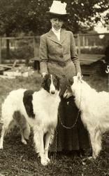 marie med hunder. Bilde fra Marie Knudtzon (1879-1966) sin f