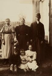 tjenerfamilie på Ulleberg?
 Bilde fra Marie Knudtzon (1879-1