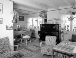 Foto av dagligstue i et bolighus, trolig i Tingvoll kommune.