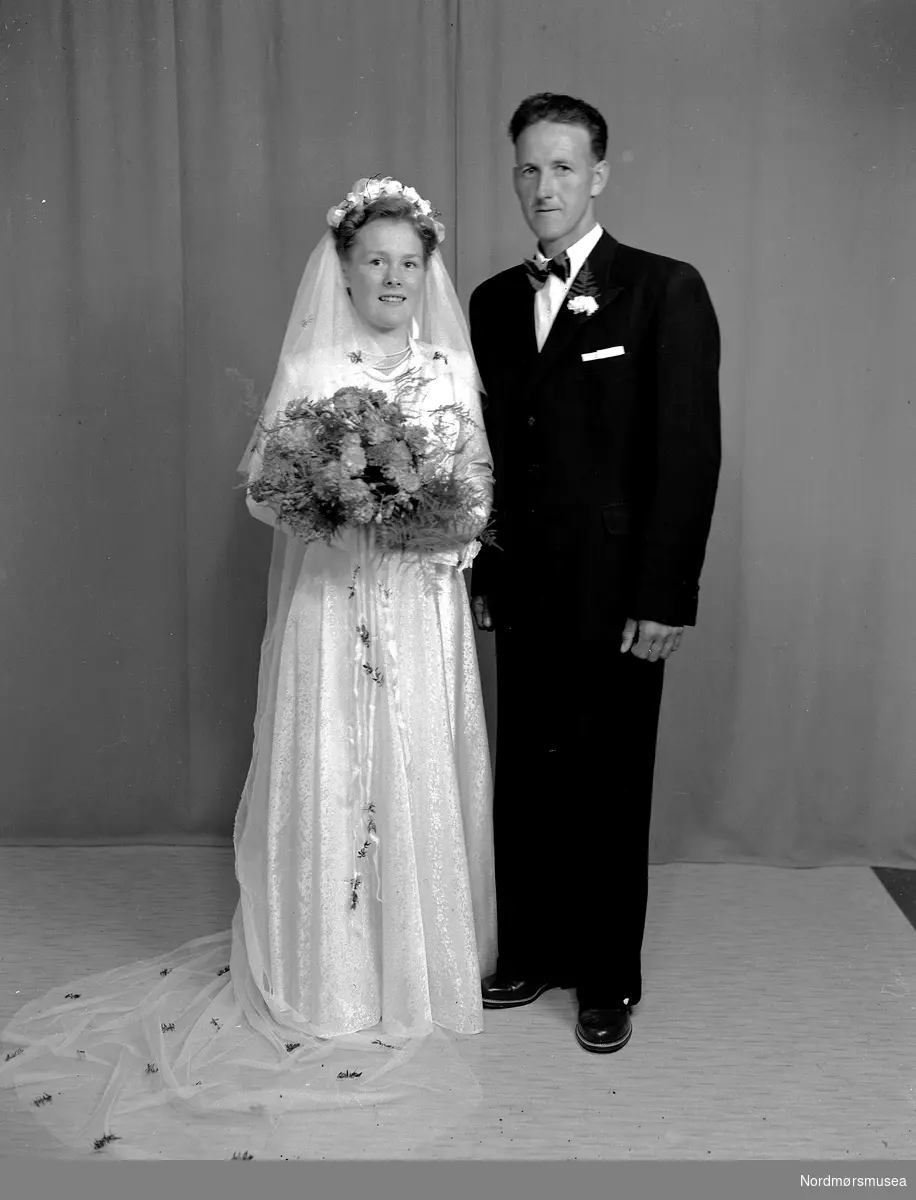 Jenny og Peder Grødal. Portrettbilde av et brudepar. Fra Nordmøre museums fotosamlinger (Halås-arkivet). (Reg: EFR2013/MBL2014.)
