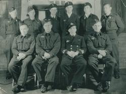 Gruppeportrett av et flymannskap.