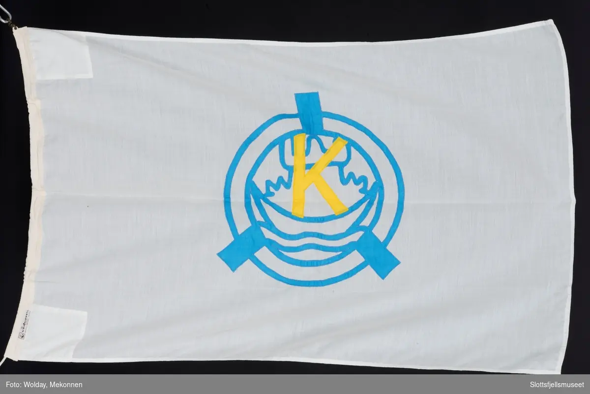 Bedriftsflagg "Kaldnes". Hvit bunnfarge med blå dekor. Gul K