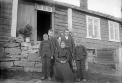 "Bakerst til venstre: Kristian Bøbak og Anton J. Berge til h