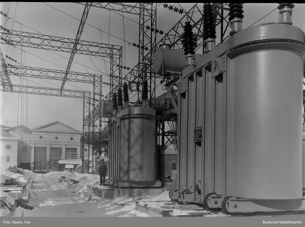 Transformatorer
Bygging av Nore 1
I 1915 begynte arbeidet med å demme opp Tunhovdfjorden, dammen ble ferdigstilt i 1920. Da denne var ferdig begynte byggingen av selve vannkraftverket. Kraftverket stod ferdig i 1927, og produserte strøm året etter