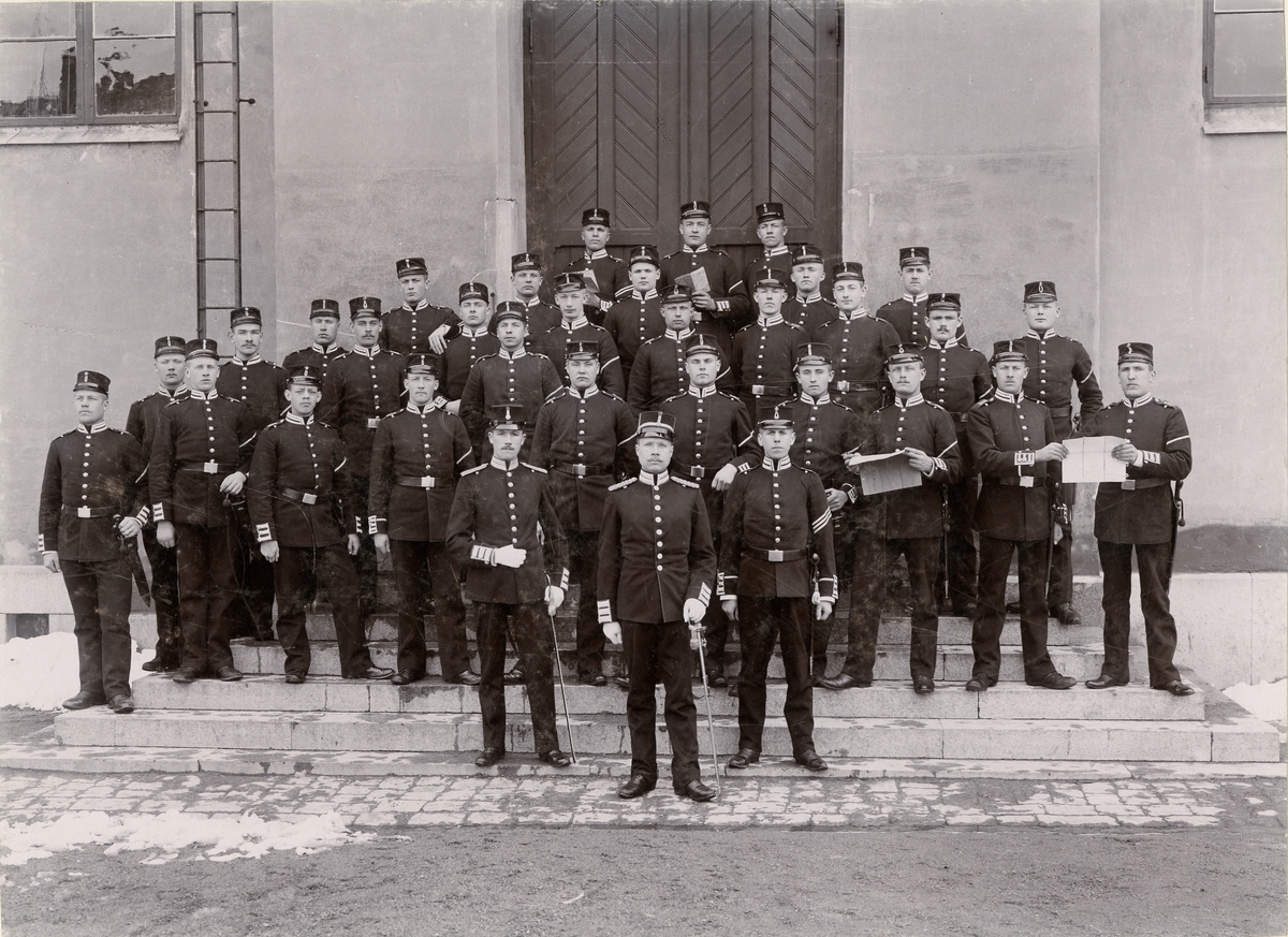 Grupporträtt av underofficersskolan, 1:a bataljonen vid Svea livgarde I 1, 1898-1899.