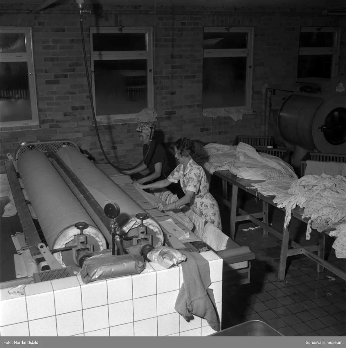 Full julrusch råder i Timrå andelstvättstuga i Sjösvedjan, väster om Böle skola. Tvättstugan hade kapacitet att betjäna cirka 800 familjer, med antingen självtvätt eller inlämningstvätt.