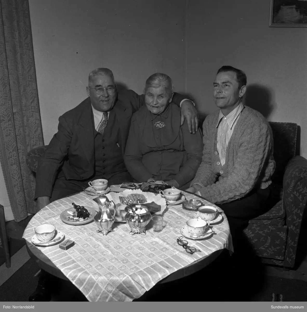 Fru Helena Rudberg i Nedansjö med två av sina söner, Edvin och Erik. Edvin besöker sin mor och sitt hemland för första gången på 38 år sedan han 1913 emigrerade till Kanada. En välkommen gäst till jul.